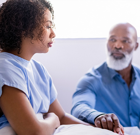 Professionnel de la santé discutant des options de traitement du TNBC avec un patient en milieu clinique